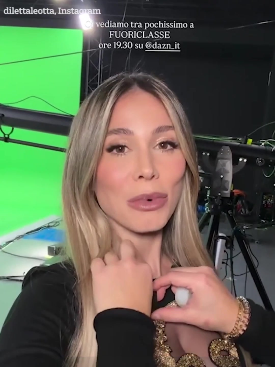 开云体育APP下载-太慷慨！卡里乌斯妻子报道国米vs那不勒斯，身穿镂空上衣惊艳全场