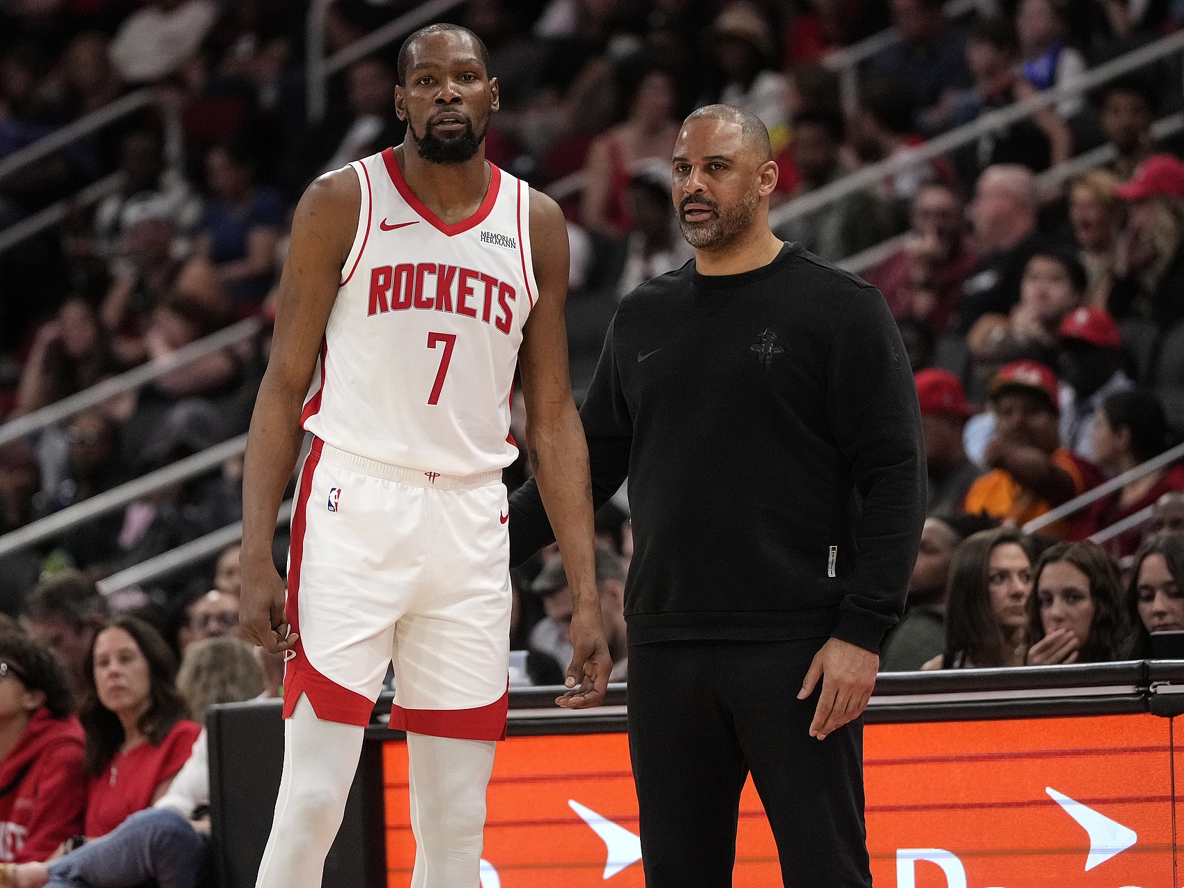 开云APP-乌度卡：年轻球员们都取得了进步 我们不必再只依赖杜兰特